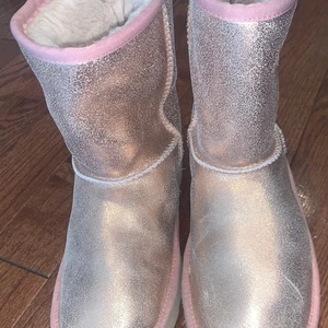 UGG Women’s Classic II Metallic Glitter Rose Gold Boots Size 6 - Picture 1 of 6