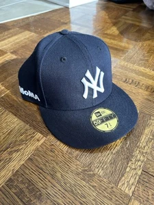 Moma NY Yankee's Navy New Era Baseball Cap Fitted 7 3/4 Neu mit Etikett - Bild 1 von 6