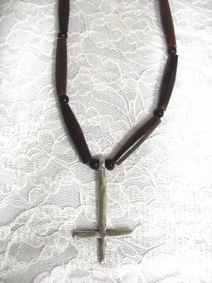 Collar de cuentas de hueso de búfalo teñido de rojo sangriento colgante de peltre cruz invertida oculta Foto 1 de 1