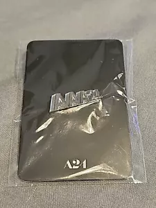Broche prendedor A24 Studios cine promoción publicidad AAA24 - Imagen 1 de 3