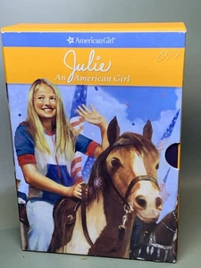 Vintage American Girl Julie Book Set In Case 1974 - Foto 1 di 6