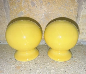 Juego de coctelera de sal y pimienta amarillo girasol Fiestaware tapones de goma - Imagen 1 de 4