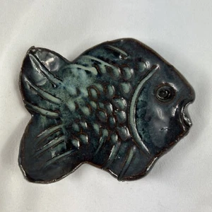 Plato baratija en forma de pez 4"" X 3,5"" hecho a mano marrón cerámica azul - Imagen 1 de 6