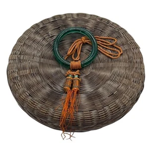 Cesta de costura de mimbre china tejida a mano vintage con borlas naranjas acento verde - Imagen 1 de 4