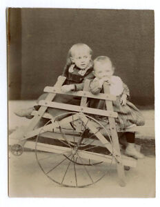 Photo ancienne Enfant Jeu extérieur Jouet Poussette Charrette Vers 1900 Roue