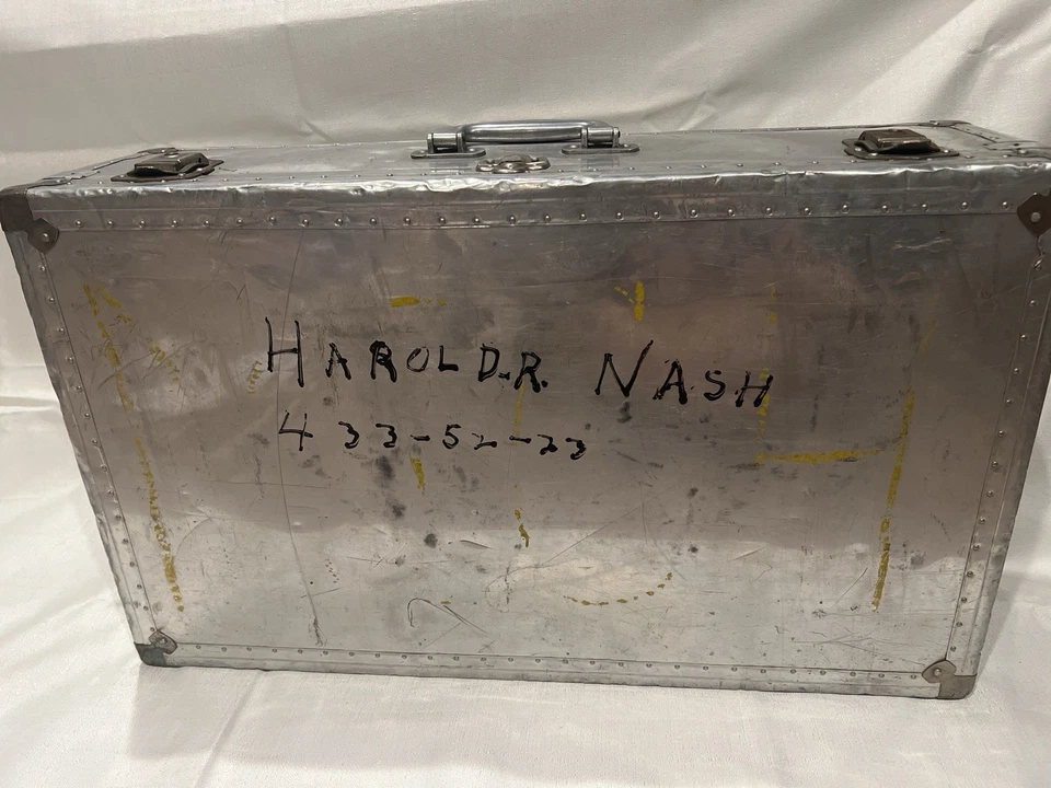 Baúl de aluminio vintage con interior satinado rosa - Estuche industrial - Mediados de siglo Foto 1 de 4