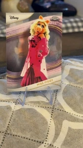 Disney Topps 2025 cromo Miss Piggy #123 - Imagen 1 de 2