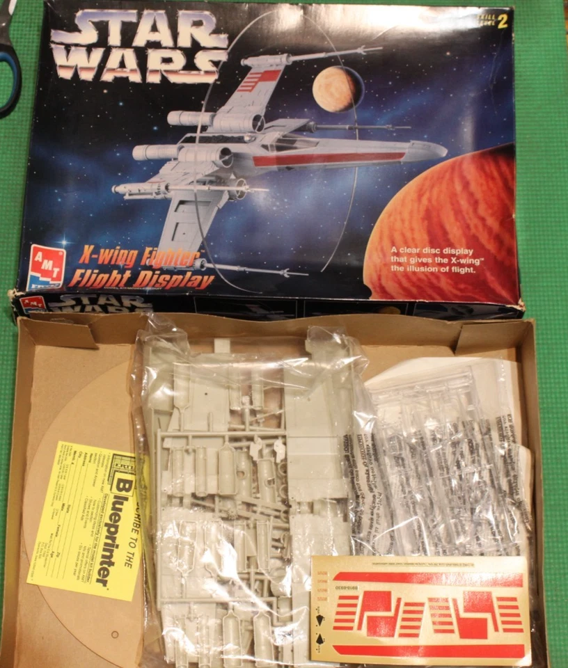 AMT 1/43 Star Wars X-Wing Fighter with clear display disk model kit - Image 1 of 1