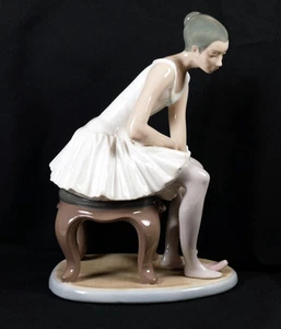 Lovely Lladro Nao Figure ~ Joy ~ Ballerina Putting On Ballet Shoes ~ 02000387 - Picture 1 of 4