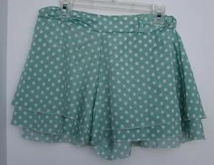 Pantalones cortos sedosos de lunares verde celadón y blanco, volantes. Juniors XS - Imagen 1 de 2