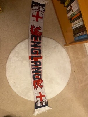Bufanda de fútbol de Inglaterra pancarta Copa del Mundo borlas blancas con flecos Foto 1 de 3