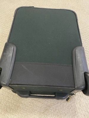 Maleta Ricardo Beverly Hills verde oscuro con ruedas rodantes. Mango extensible Foto 1 de 4