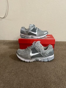 Größe 9,5 - Nike Air Zoom Vomero 5 Wolf Grey - Bild 1 von 15