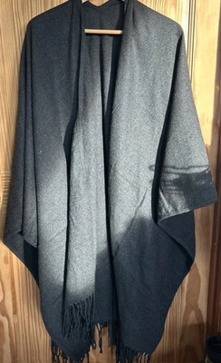 Capa de caminhada cinza com divisão para oferecer usando abas frontais para envolver o pescoço - Imagem 1 de 4