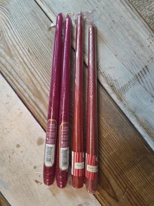 Gemischtes Set aus 4 neu in Verpackung burgunderroten Spitzkerzen je 2 Candle-lite & East-West Co... - Bild 1 von 5
