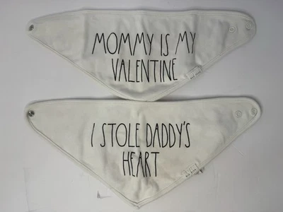 Conjunto de 2 babadores Rae Dunn Baby Bandana Dia dos Namorados - Imagem 1 de 4