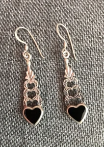 PENDIENTES PERFORADOS VINTAGE DE PLATA 925 GRADUADOS CON CORAZÓN DE ÓNIX NEGRO - Imagen 1 de 6