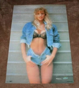 Sexy Sujetador Chaqueta de Jean Lisa 1990 Pantalones Cortos Sam Maxwell Trends Starmakers Póster Bien - Imagen 1 de 1
