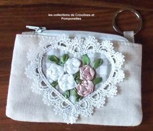 POCHETTE PORTE CLES BRODE MAIN AU RUBAN AVEC DENTELLE COEUR - Picture 1 of 2