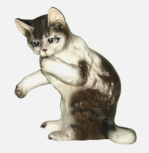 Statuina gatto tabby marrone vintage ~ fare il bagno ~ 5 1/4" Giappone - Foto 1 di 8