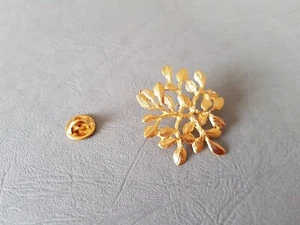 Pin's MODE haute couture - Styliste Guy LAROCHE (French Designer) Ø 4cm - Imagen 1 de 3