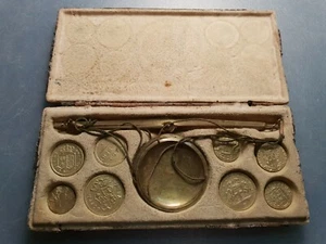 PONDERAL COIN WEIGHT ESTUCHE CON BASCULA Y 8 PONDERALES 178x83 mm - Imagen 1 de 6