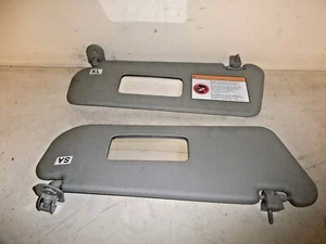 CHEVROLET KALOS 2006 PAR DE PARASOLES PATRÓN GRIS CON 2 ESPEJOS RETROVISORES Y CLIPS - Imagen 1 de 1