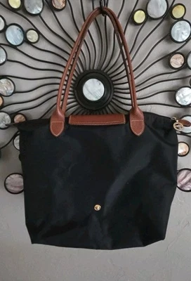 Bolso de Mano Pequeño Longchamp Le Pliage Negro con Borde de Cuero Marrón Precio de Venta sugerido por el fabricante 140 USD Foto 1 de 4