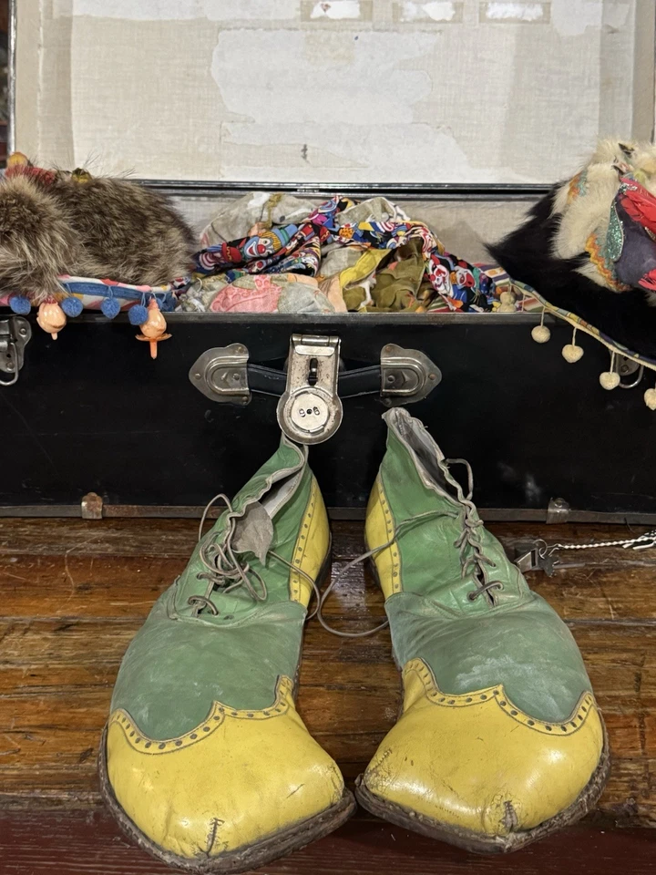 Disfraz de payaso profesional, accesorios, artículos personales. Estate. Michigan. Shriners Foto 1 de 4