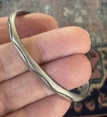 PULSERA BRAZALETE DE PLATA ESTERLINA ESTAMPADA SÓLIDA TAHE NAVAJO FIRMADA DE COLECCIÓN Foto 1 de 4