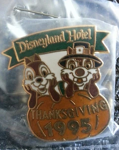 Spilla, Disney CHIP & DALE AS PILGRIMS Disneyland Hotel Ringraziamento 1995 Cast Rara - Foto 1 di 2