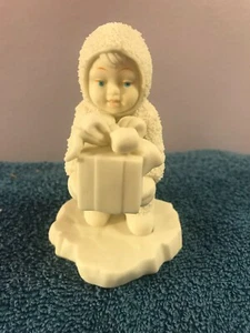 Department 56 Snowbabies Angel Figurine giving a wrapped present MAX4006 - Picture 1 of 8