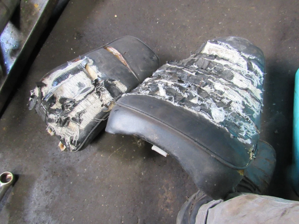 1986 suzuki vs700 intruder seats front rear seat saddle 86 - Image 1 of 1