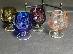 4 farbige 3" Mini-Brandy Schnapsgläser/Schnapsgläser Floral Etch blau-grün-rosa-lila - Bild 1 von 8