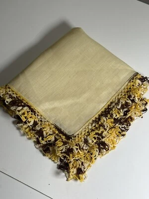 Pañuelo Granny Core/cottage vintage años 50 de lino amarillo con borde de encaje de ganchillo Foto 1 de 4