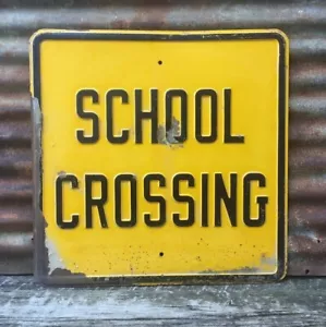 1900er Schulübergang Schild geprägt Schwermetall schwarz & gelb 24×24 cm alt - Bild 1 von 4