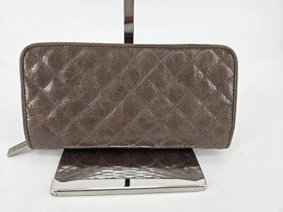 HOBO International TAUPE ACOLCHADO Cuero Cremallera Alrededor Billetera Ranuras para Tarjetas Cheque LIBRO Foto 1 de 4