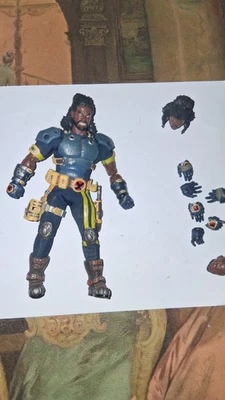 Mezco Bishop Brazo Roto Pegado Usado De lo contrario Buen Estado: Todas las Manos y Cabezas Foto 1 de 4