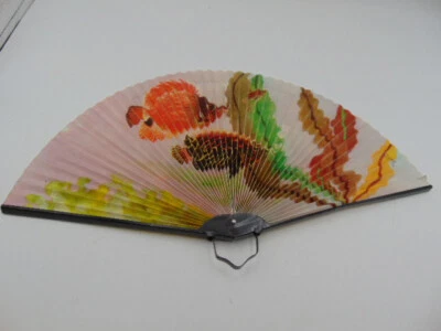 Anuncio de ventilador de mano plegable de metal y papel para peces tropicales coloridos - bien en la parte posterior Foto 1 de 4