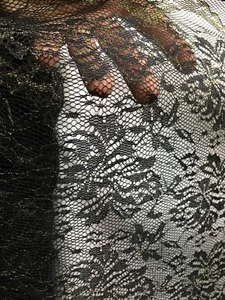 TELA DE ENCAJE DE RED FLORAL METÁLICA DE ORO NEGRO (60 in) Se vende por yarda - Imagen 1 de 12