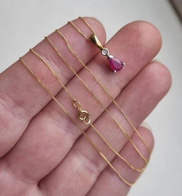 "Collar colgante de diamantes y rubíes con sello de oro amarillo de 9 quilates 1,2 g 16"" delicado" Foto 1 de 4