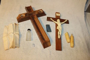 Vintage INRI 13" Holzkreuz, Schieber offen, Kerzen, Flasche, Tuch               - Bild 1 von 5