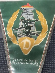 Banderín Ejército Popular Nacional - NVA Soldado Dirección de Distrito Neubrandenburg 42 x 25 cm - Imagen 1 de 3