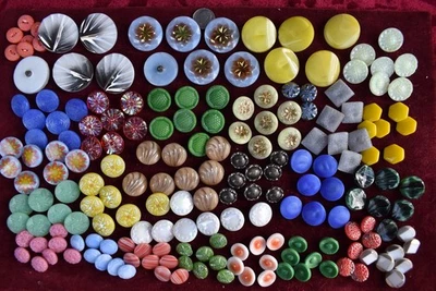 190 pcs LOT OLD CZECH RARE VINTAGE GLASS BUTTONS 1930´s ART-DECO - Image 1 of 2