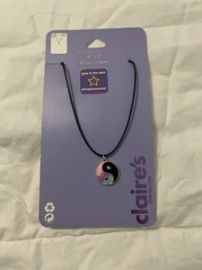 Claire's Glow in the Dark Yin Yang Regenbogen schwarze Kordel Halskette mit Etikett - Bild 1 von 2