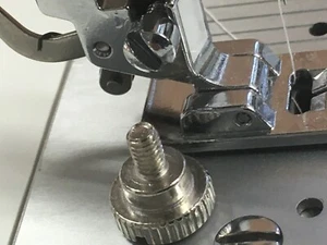 Tornillo de pie para máquinas de coser Singer Legacy - Tipo de agarre de giro grande con le perfecta - Imagen 1 de 2