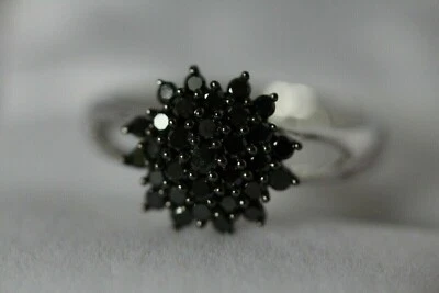 Anillo de compromiso de plata esterlina 925 blanca real con diamantes negros simulados de 2 quilates para mujer Foto 1 de 4