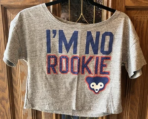 Victoria's Secret Pink I'm No Rookie Chicago Cubs kurzes T-Shirt Gr. XS grau MLB - Bild 1 von 6
