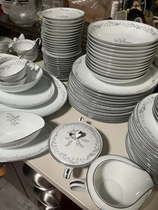 Noritake NATALIE Maiglöckchen 5815 Trennung eines 12 Gedecke Set mit Servierteilen - Bild 1 von 14