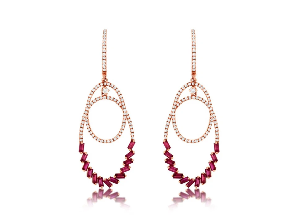 Pendientes colgantes de oro rosa de 14k con diamantes y rubíes rojos talla baguette Foto 1 de 1